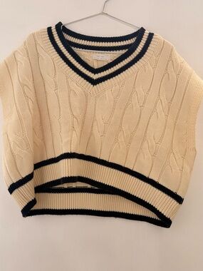 OAK + FORT Cream Cable-Knit V-Neck Sweater Vest with Navy Trim